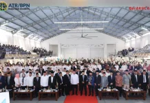 Menteri Nusron Serahkan 1.029 Sertipikat Tanah Wakaf