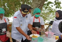 Bupati Maluku Tenggara Masak Bersama Peserta Pembekalan PMT