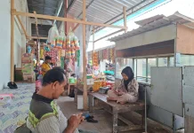 Bahan Baku Mahal, Penjual Gorengan Beralih Jual Kelapa