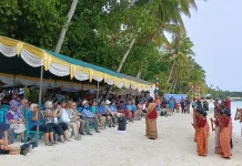 Kapal Pesiar MV Heritage Adventurer Disambut Meriah di Pantai Ngrubloat