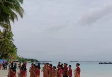 Tim Angklung SEKAMI Ohoi Kelanit Tampil Memukau dihadapan Wisatawan Kapal Pesiar