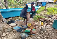 Babinsa Koramil 1503-02/Elat Bantu Warga Angkut Material Pasir