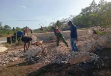 Babinsa Bersama Warga Wujudkan Monumen Bersejarah Pastor Pertama yang Masuk Ohoi