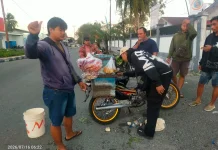 Semangat Pawai Pedagang Sayur Jadi Sasaran