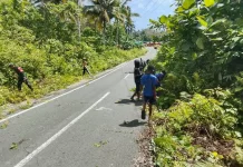 Babinsa Hadir di tengah Masyarakat, Bersihkan Bahu Jalan demi Kenyamanan Bersama