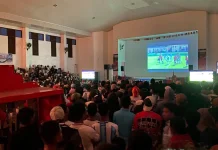 Antusiasme Meluap, Warga Padati Gedung Larvul Ngabal Saksikan Final Piala Dunia