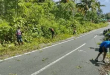Babinsa dan Warga Gelar Pembersihan Bahu Jalan di Desa Ohoi Rahareng atas