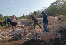 Babinsa dan Warga Maren Membangun Monumen Bersejarah Pastor Pertama di Desa Namar