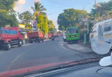 Antrean Panjang Kendaraan di SPBU Langgur untuk Mendapatkan Solar