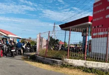 Warga Rela Mengantre Panjang Demi Mendapatkan Pertalite Dengan Harga Terjangkau
