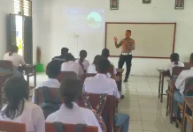 Polisi Mengajar di SMK N. 1 Aru, Pelajar Diajak Tertib Berlalulintas Jauhi Balapan