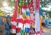 Penjualan Umbul-Umbul Kemerdekaan Mulai Bergeliat di Watdek jelang HUT Ke-81 RI