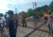 Karya Bakti Babinsa Wujudkan Kepedulian terhadap Pembangunan Rumah Ibadah