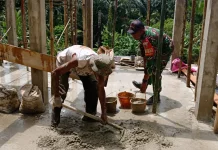 Babinsa Koramil 1503-02/Elat Bantu Pembangunan Rumah