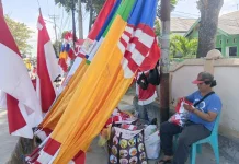Menjelang HUT Ke-81 RI, Penjual Bendera Raup Keuntungan hingga Rp. 500 Ribu per Hari