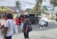 Lomba Berbaris SD di Malra Kembali Disorot, Kendaraan Bebas Melintas.