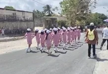Lomba Baris-Berbaris Tingkat SD di Maluku Tenggara Menuai Kritik Oran tua siswa