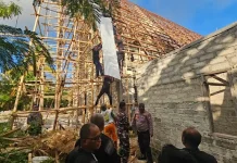 Kapolsek Selaru Hadiri Penutupan Atap Gereja GPM Adaut