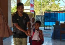 Semangat Ayah Mengantar Anak Warnai Lingkungan Sekolah