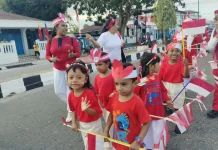 TK Negeri Pembina Langgur Tampilkan Formasi Kereta Api di Kirab Kebangsaan