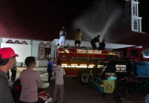 Polres Kepulauan Tanimbar Bersama Damkar dan Warga Berhasil Padamkan Kebakaran d