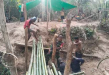 Babinsa dan Warga Gotong Royong Bangun Jembatan Darurat