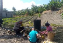 Bhabinkamtibmas Lorwembun Sambangi Pengolah Kopra