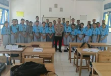 Kapolsek Wermaktian Gelar Program "Polisi Mengajar" di SMAN 16 Selwas