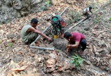 Babinsa Tubyal bersama Warga Lakukan Pembersihan dan Perbaikan Pipa Saluran Air