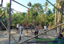 Bhabinkamtibmas Wermatang Bantu Warga Bangun Rumah