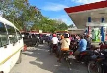 Penjual BBM Eceran Menyebabkan Antrean Panjang di SPBU