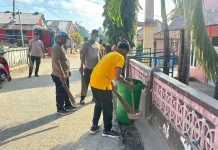 Polsek Tanut Gelar Baksos Bersih-Bersih di Rumah Ibadah