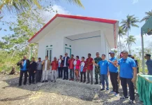3 Warga Ohoirenan Terima Kunci Rumah Baru Dari Bupati Thaher