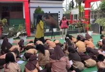 Siswa Kelas 5 SDN 15 Tual Belajar Olah Sampah Jadi Kompos