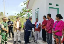 Pemkab Malra Serahkan Tiga Rumah bagi Korban Bencana di Ohoirenan