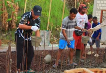 Wawali Tual Ikut Gotong Royong Cor Masjid An-Nur
