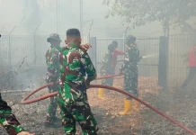 Babinsa dan Tim Gabungan Padamkan Kebakaran di Jalan Poros Bandara