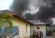 Gudang Papan di Ujung Langgur terbakar , Warga panik evakuasi barang