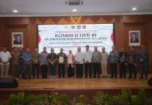 Wamen Ossy Serahkan Sertifikat Aset Pemda dan BUMD Kalsel