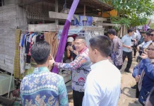 Wamen Ossy Serahkan Sertifikat Tanah MBR Dukung Program Tiga Juta Rumah