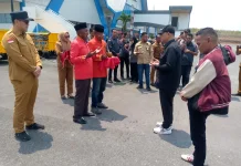 Wabup Malra Charlos Rahantoknam Sambut Ketua Bawaslu RI di Bandara Langgur