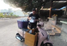 Pedagang Keliling Menawarkan Barang Elektronik ditukar Dengan Hp Bekas