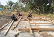 Babinsa Koramil 1503-04/Jerol Bantu Warga Pasang Rangka Rumah