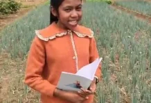 meski Lelah Mengajar, Guru di Malra Tetap Fokus Bawa Siswa Belajar di Luar Sekolah
