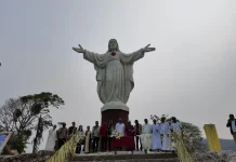 Bupati Malra Hadiri Pemberkatan Arca Hati Kudus Yesus Waur