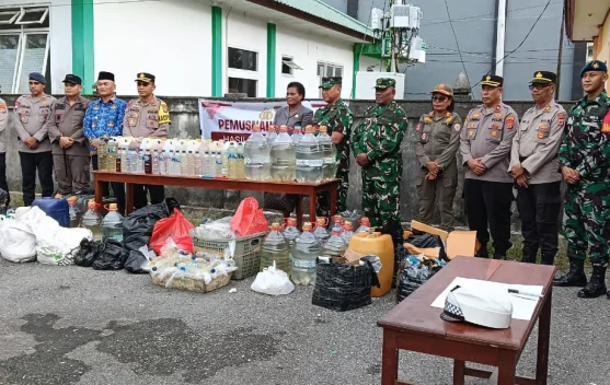 Polres Aru Musnahkan Barang Bukti 600 Liter Sopi