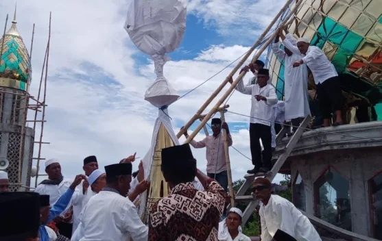 Amankan Prosesi Pemasangan Tiang Alif, Polsek Tayando Tam Hadir di tengah Masyarak