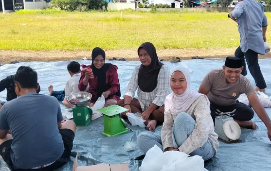 Polwan Polres Tual Turun Langsung Bantu menyiapkan Daging untuk Para Mustahik