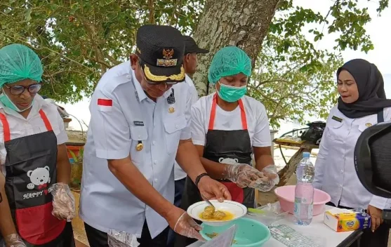 Bupati Maluku Tenggara Masak Bersama Peserta Pembekalan PMT