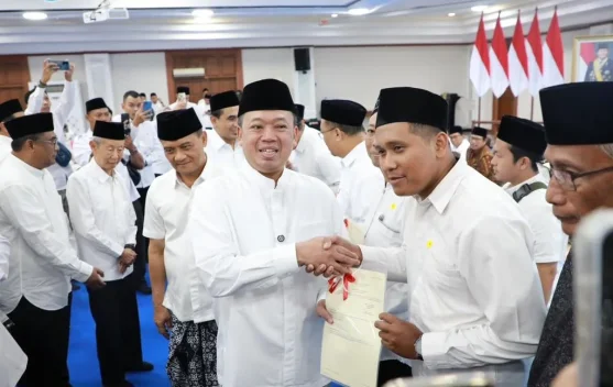 Menteri Nusron Serahkan 243 Sertipikat Tanah Wakaf di Semarang